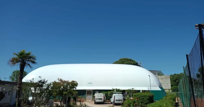 FOTO. Balon presostatic: transformă un teren sportiv într-o afacere activă tot anul