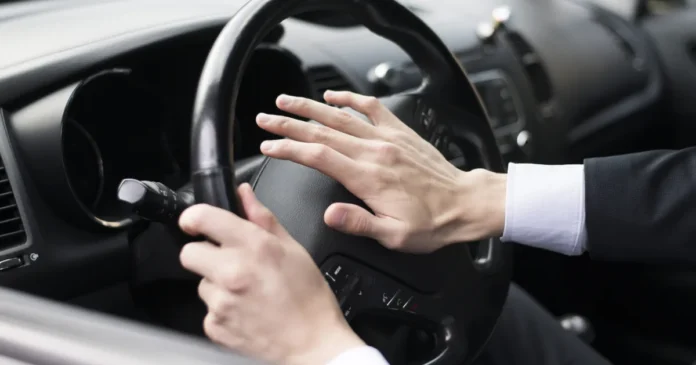 Numărul românilor care nu-și permit o mașină s-a înjumătățit într-un singur an