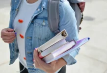 Senatul a votat extinderea burselor pentru elevi și în vacanță și pentru mamele minore Senatul a votat extinderea burselor pentru elevi și în vacanță și pentru mamele minore
