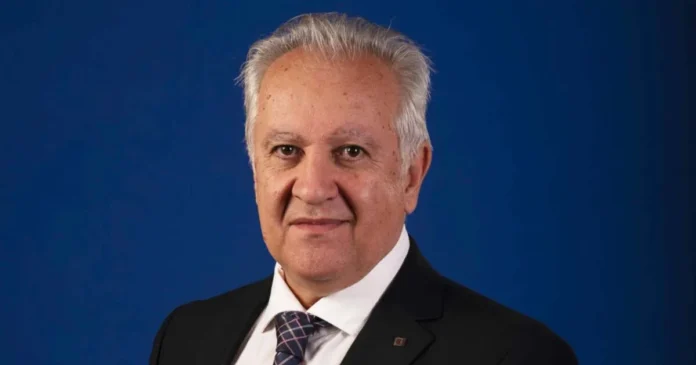 Timișorean, șef al unei organizații științifice internaționale. A lucrat la Rolls-Royce