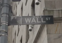 Wall Street închide pe minus din cauza petrolului scump și a randamentelor de 5% Wall Street închide pe minus din cauza petrolului scump și a randamentelor de 5%