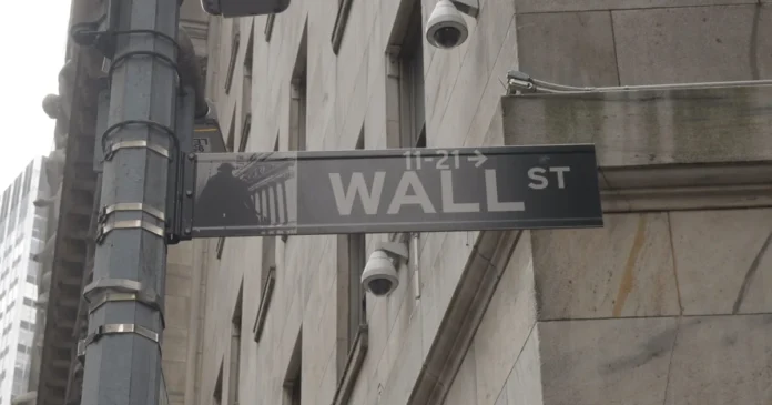 Wall Street închide pe minus din cauza petrolului scump și a randamentelor de 5% Wall Street închide pe minus din cauza petrolului scump și a randamentelor de 5%