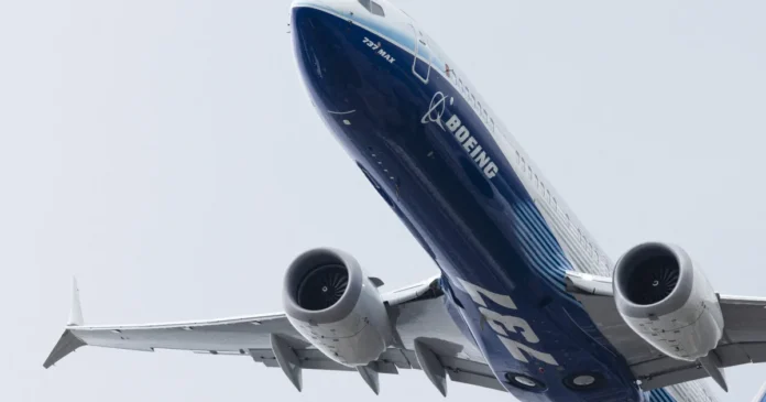 Acțiunile Boeing scad aproape 10% pe fondul ratării țintelor de producție și livrare