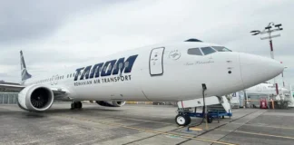 Aeronava TAROM „Ivan Patzaichin”, la primul zbor oficial, întâmpinată cu tunuri de apă Aeronava TAROM „Ivan Patzaichin”, la primul zbor oficial, întâmpinată cu tunuri de apă
