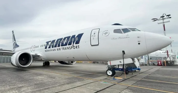 Aeronava TAROM „Ivan Patzaichin”, la primul zbor oficial, întâmpinată cu tunuri de apă Aeronava TAROM „Ivan Patzaichin”, la primul zbor oficial, întâmpinată cu tunuri de apă