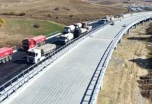 Asfalt turnat pe cel mai lung viaduct de autostradă din România. Când se deschide traficul Asfalt turnat pe cel mai lung viaduct de autostradă din România. Când se deschide traficul