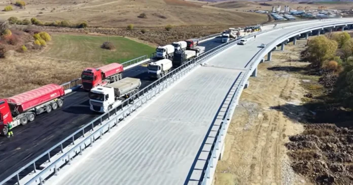 Asfalt turnat pe cel mai lung viaduct de autostradă din România. Când se deschide traficul Asfalt turnat pe cel mai lung viaduct de autostradă din România. Când se deschide traficul