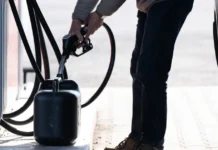 Benzina s-a scumpit cu 28% în Europa. Cât costă un plin din salariul minim în România Benzina s-a scumpit cu 28% în Europa. Cât costă un plin din salariul minim în România