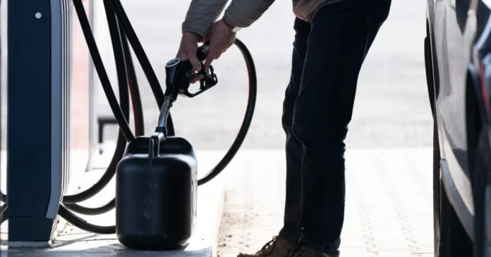 Benzina s-a scumpit cu 28% în Europa. Cât costă un plin din salariul minim în România