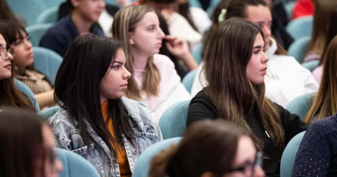 Ce competențe le trebuie studenților pentru piața muncii. Concluziile unui proiect UVT