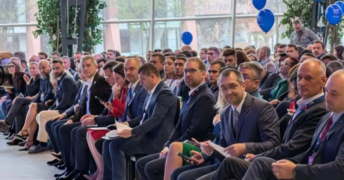 Congres USR la Timișoara: Partidul lui Fritz își alege Biroul Național Congres USR la Timișoara: Partidul lui Fritz își alege Biroul Național