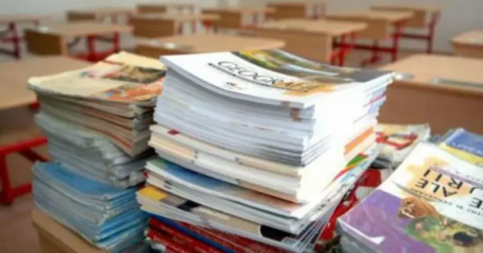 Elevii de clasa a IX-a primesc manualele noi abia la sfârșitul lunii noiembrie