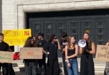 Elevii din Timiș protestează astăzi în Piața Victoriei față de uniforma obligatorie Elevii din Timiș protestează astăzi în Piața Victoriei față de uniforma obligatorie