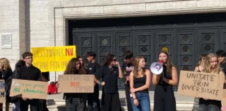 Elevii din Timiș protestează astăzi în Piața Victoriei față de uniforma obligatorie Elevii din Timiș protestează astăzi în Piața Victoriei față de uniforma obligatorie