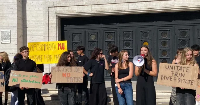 Elevii din Timiș protestează astăzi în Piața Victoriei față de uniforma obligatorie Elevii din Timiș protestează astăzi în Piața Victoriei față de uniforma obligatorie