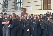 Elevii din Timiș protestează în Piața Victoriei față de uniforma obligatorie Elevii din Timiș protestează în Piața Victoriei față de uniforma obligatorie