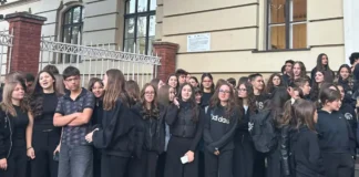 Elevii din Timiș protestează în Piața Victoriei față de uniforma obligatorie Elevii din Timiș protestează în Piața Victoriei față de uniforma obligatorie