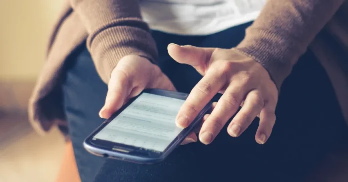 Escrocii fură date prin reclame false și documente pe WhatsApp