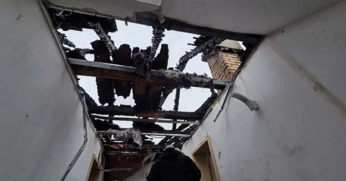 Familie din Dudeștii Noi fără casă după incendiu. Cum pot fi ajutați părinții și fetița