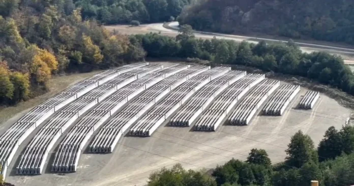 Grinzi produse la Racovița pentru Autostrada Sibiu-Pitești, livrate direct pe șantier Grinzi produse la Racovița pentru Autostrada Sibiu-Pitești, livrate direct pe șantier