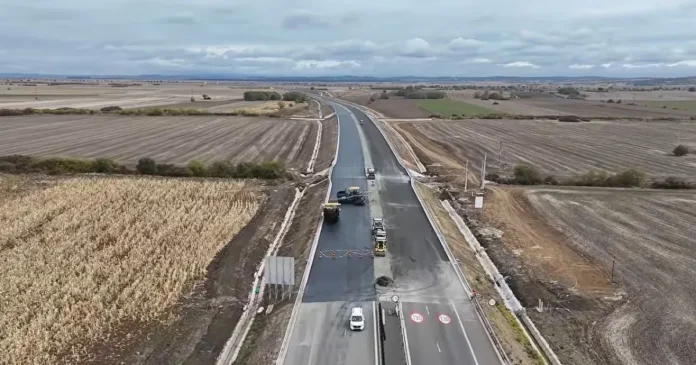 Începe turnarea stratului de uzură pe Chiribiș Începe turnarea stratului de uzură pe Chiribiș