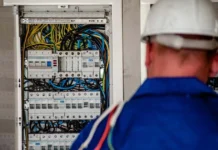 Mai mulți locuitori din Giroc, rămași fără curent după avarierea unor cabluri electrice Mai mulți locuitori din Giroc, rămași fără curent după avarierea unor cabluri electrice
