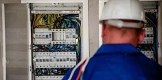 Mai mulți locuitori din Giroc, rămași fără curent după avarierea unor cabluri electrice Mai mulți locuitori din Giroc, rămași fără curent după avarierea unor cabluri electrice