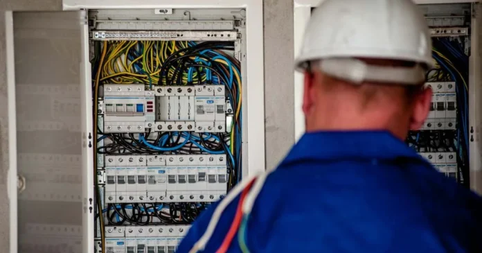Mai mulți locuitori din Giroc, rămași fără curent după avarierea unor cabluri electrice Mai mulți locuitori din Giroc, rămași fără curent după avarierea unor cabluri electrice