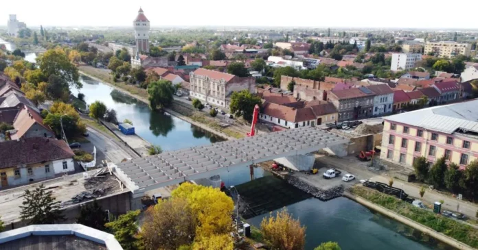 Podul Muncii, aproape de etapa următoare. Tablierul metalic peste Bega, montat complet Podul Muncii, aproape de etapa următoare. Tablierul metalic peste Bega, montat complet