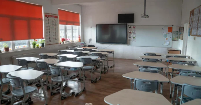 Primăria Timișoara scoate bani din rezerve pentru mobilierul livrat cu întârziere în școli Primăria Timișoara scoate bani din rezerve pentru mobilierul livrat cu întârziere în școli