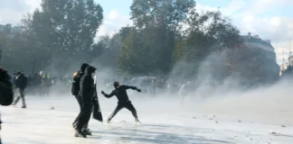 Protestele violente din Franța afectează Bursa pariziană. Acțiunile franceze scad Protestele violente din Franța afectează Bursa pariziană. Acțiunile franceze scad