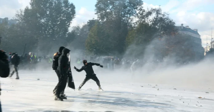 Protestele violente din Franța afectează Bursa pariziană. Acțiunile franceze scad Protestele violente din Franța afectează Bursa pariziană. Acțiunile franceze scad