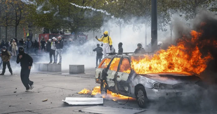 Senatul Franței: protestatarii ar putea plăti până la 10.000 de euro pentru pagube Senatul Franței: protestatarii ar putea plăti până la 10.000 de euro pentru pagube