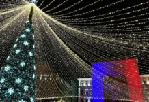 Târgul de Crăciun din Timișoara: brad de 20 m, patinoar și pian suspendat Târgul de Crăciun din Timișoara: brad de 20 m, patinoar și pian suspendat