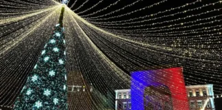 Târgul de Crăciun din Timișoara: brad de 20 m, patinoar și pian suspendat Târgul de Crăciun din Timișoara: brad de 20 m, patinoar și pian suspendat