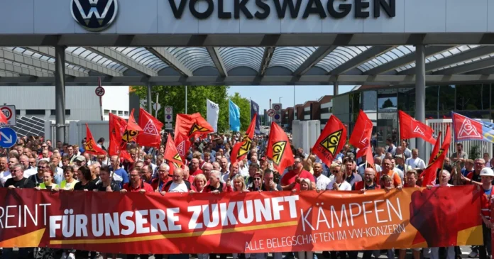 Volkswagen pierde 5,82 miliarde de euro într-un trimestru. Ce urmează angajaților